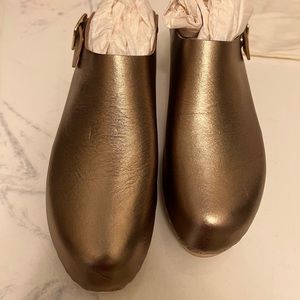 Bryr Suzie Closed Toe, Special Order Mid-Heel, Champagne Metallic Clog.